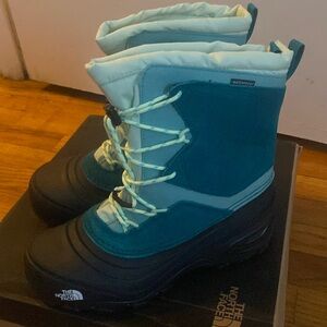 Kids North Face Size 7 (Big Kids Grade School) Waterproof 
Great For The Winter